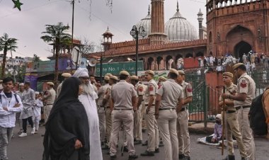 दिल्ली की जामा मस्जिद के पास गरजे बुलडोजर… हाईकोर्ट के आदेश पर सरकारी जमीन और पार्कों से सालों पुराना अतिक्रमण हटाया