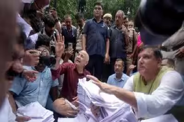 E20 पेट्रोल पॉलिसी के खिलाफ AAP का विरोध: PM मोदी के आवास तक मार्च रोके जाने के बाद केजरीवाल और सिसोदिया ने दिया धरना