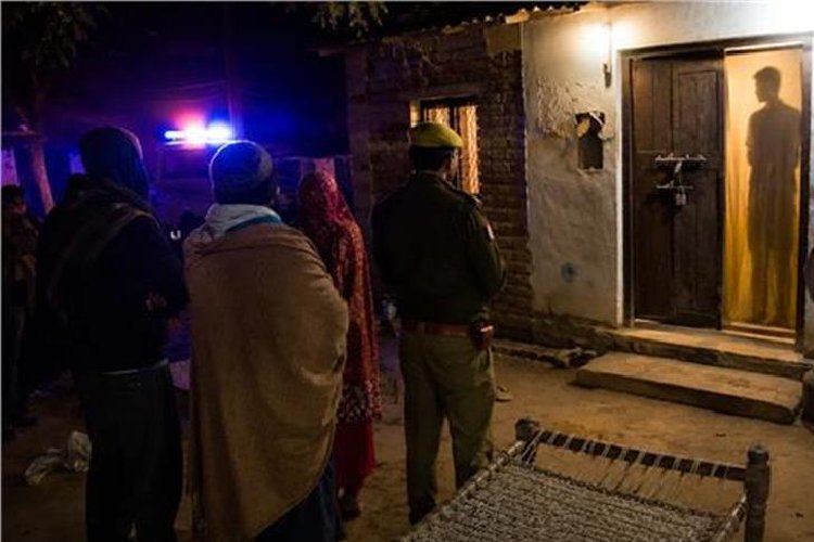 रात 11 बजे कमरे से आने लगीं आवाजें, महिला प्रधान ने कुंडी चढ़ाकर बुलाई पुलिस... दरवाजा खुलते ही हक्के-बक्के रह गए लोग