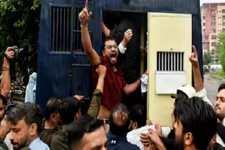 पाकिस्तान में विदेशी पत्रकारों पर सख्ती, इस्लामाबाद-लाहौर-कराची के बाहर रिपोर्टिंग के लिए जरूरी होगा NOC