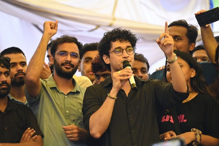 कॉकरोच जनता पार्टी के प्रवक्ता सौरव दास का डर: मेरे घर में यूट्यूबर्स और मीडिया वाले घुस गए, परिवार की सुरक्षा को खतरा