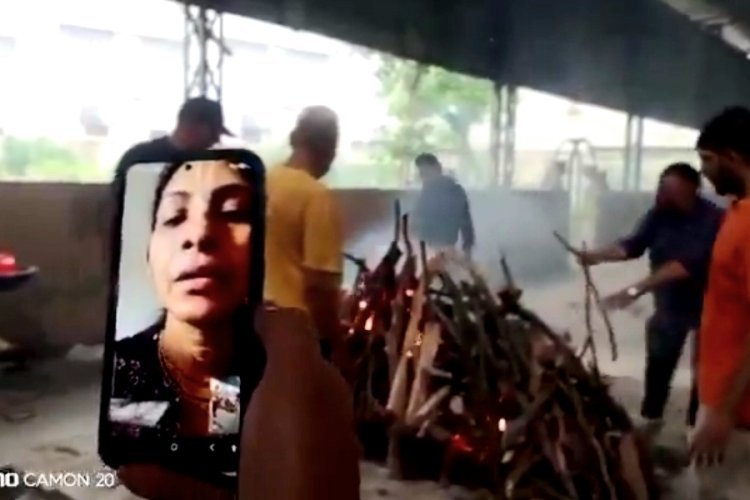 कलयुग की सबसे दर्दनाक तस्वीर? पिता की चिता से दूर रहीं बेटियां, ऑनलाइन पैसे भेजकर निभाया अंतिम फर्ज!