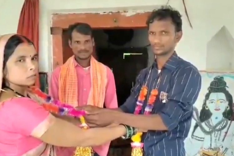 21 साल की शादी, 5 बच्चे... बीवी की बेवफाई से टूटा पति, मंदिर ले जाकर प्रेमी से ही करा दी शादी!