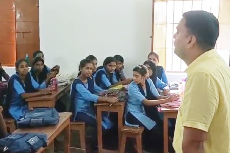 DM साहब बन गए मास्टर साहब, बच्चों को पढ़ाया गणित, वीडियो हुआ वायरल