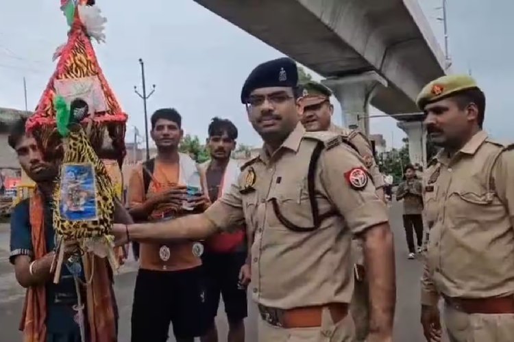 मुस्लिम ACP ने अपने हाथों से कांवड़ियों को बांटा पानी, गाजियाबाद पुलिस ने शेयर किया दिल छू लेने वाला वीडियो