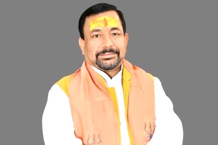 बीजेपी सांसद मूकेश राजपूत और उनके परिवार पर मुकदमा दर्ज, 50 लाख कैश दो किलो सोने व चार किलो चांदी लूटने का आरोप