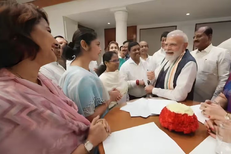 टीएमसी बागी सायोनी घोष की पीएम मोदी से पहली मुलाकात, लिखा- ‘याद रखने वाला पल’; वीडियो-तस्वीरें शेयर कर मचाई हलचल