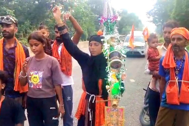 काले बुर्के में कांवर, जुबां पर भोले का नाम, उज़्मा खान बोलीं- सनातन धर्म सबसे अच्छा, योगी जी पर पूरा भरोसा