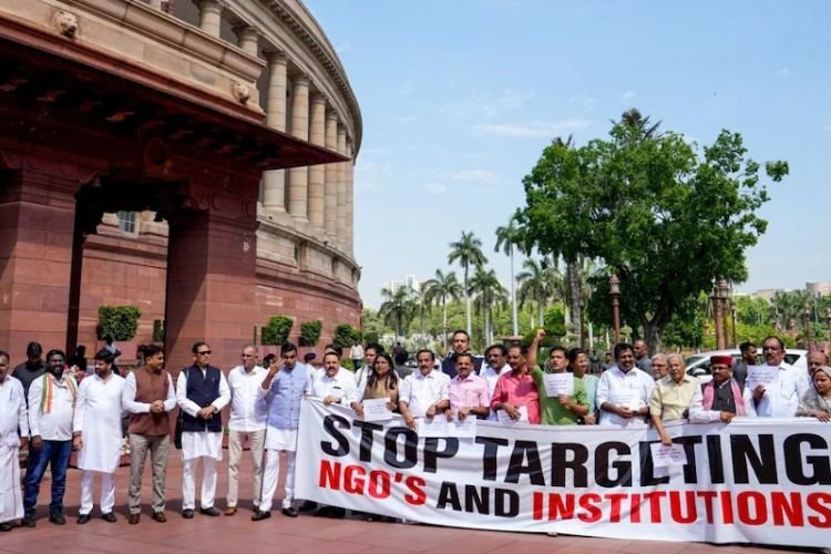 FCRA Bill 2026: विपक्ष में बंटे सुर, कांग्रेस की वापसी की मांग तो TMC-DMK चाहती हैं JPC