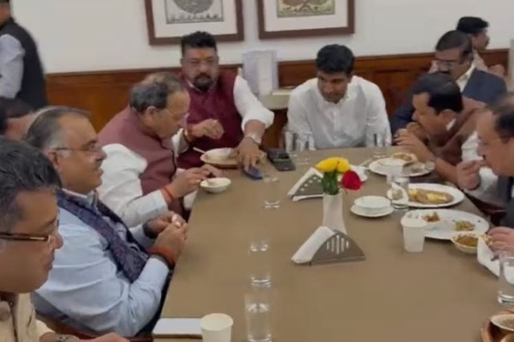 संसद में गूंजी अमृतसरी स्वाद की खुशबू: बीजेपी सांसद तरुण चुघ की दावत में एक साथ बैठे 120 से ज्यादा सांसद