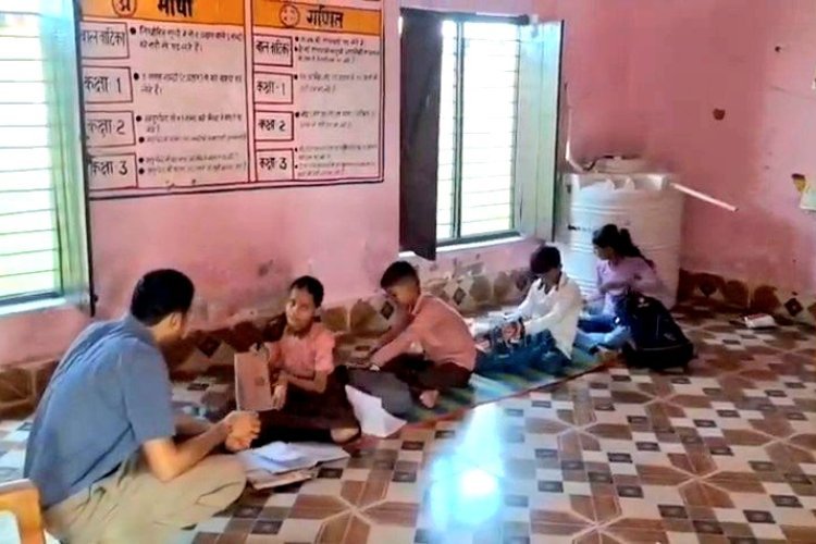 DM ने बच्चों की ली क्लास, फर्श पर बैठकर सुना पाठ, दिल जीत लेगा वीडियो