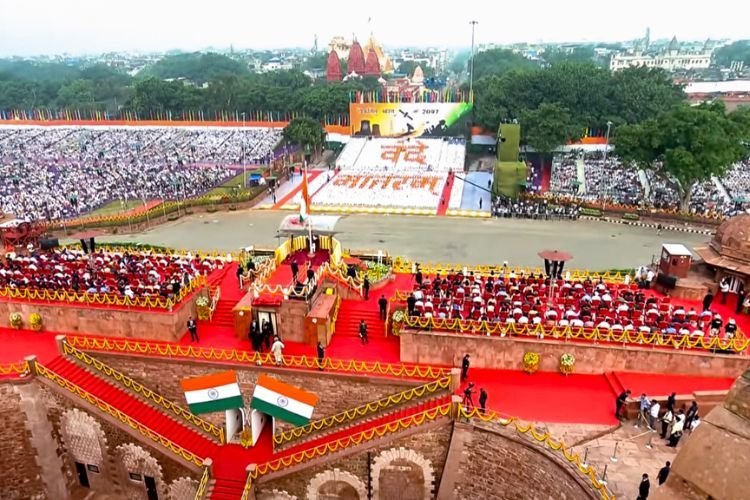 लाल किले पर रचा गया इतिहास: 80वें स्वतंत्रता दिवस पर पहली बार औपचारिक रूप से गूंजा 'वंदे मातरम्', पीएम मोदी ने युवा शक्ति को सराहा
