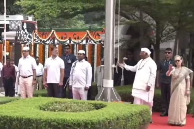 कांग्रेस मुख्यालय में 'वंदे मातरम्' पर छिड़ा सियासी संग्राम: बीजेपी ने सोनिया गांधी पर लगाया रोकने का आरोप, कांग्रेस ने दिया जवाब