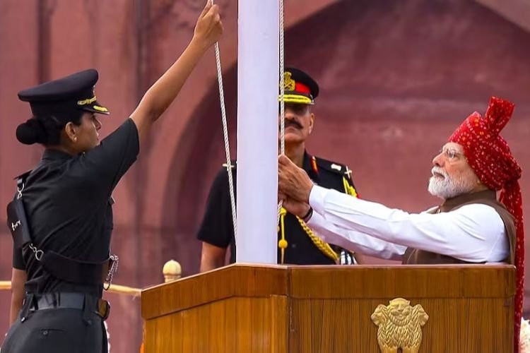कौन हैं कैप्टन सोनिया सिंह चौहान? 80वें स्वतंत्रता दिवस पर लाल किले पर पीएम मोदी के साथ संभाली तिरंगे की कमान
