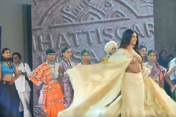 हथियार छोड़ कैटवॉक से जीत लिया दिल, पूर्व महिला नक्सलियों ने ट्राइबल फैशन शो में की शिरकत