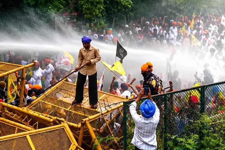 स्वतंत्रता दिवस पर चंडीगढ़ में तनाव! कौमी इंसाफ मोर्चे के प्रदर्शन पर पुलिस ने छोड़े आंसू गैस के गोले, वाटर कैनन का भी हुआ इस्तेमाल