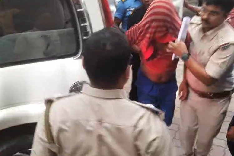 बांग्लादेश बॉर्डर पर बड़ी कार्रवाई! 3 संदिग्ध पाकिस्तानी जासूस गिरफ्तार, फर्जी पासपोर्ट और खुफिया दस्तावेज बरामद