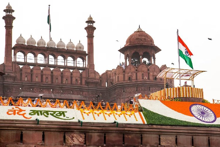 लाल किले के समारोह से क्यों दूर रहे राहुल-खरगे, क्या थी पुरानी सिटिंग लिस्ट? पढ़िए पूरी बात...
