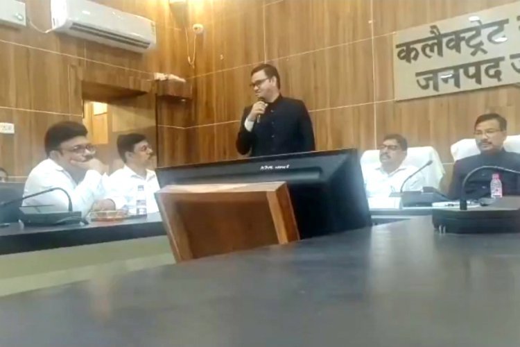 आईएएस रिंकू सिंह राही के बिगड़े बोल! शहीद भगत सिंह को बताया सबसे बड़ा बेवकूफ, वीडियो वायरल
