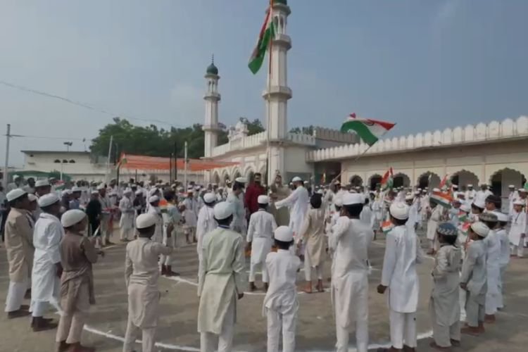 हाथों में तिरंगा, जुबां पर वतन का नाम: हथीन के बड़ा मदरसा के बच्चों का देशभक्ति भरा अंदाज, खेलकूद में भी दिखाया दम