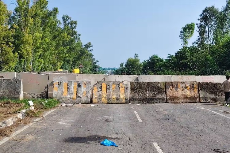किसानों के दिल्ली कूच से पहले खनौरी बॉर्डर सील, हरियाणा पुलिस ने लगाए कंक्रीट बैरिकेड और वाटर कैनन