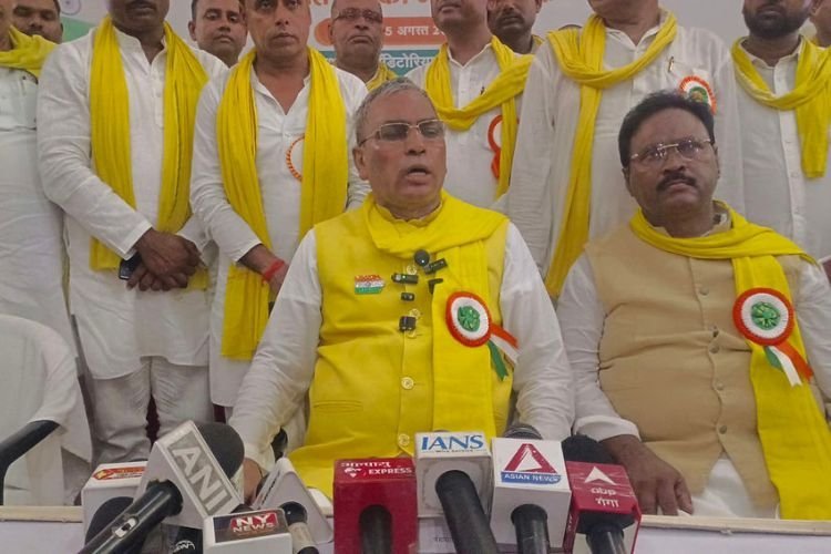 वंदे मातरम् ना गाने वालों को योगी के मंत्री की चेतावनी, 'भारत में रहना है तो सभी को वंदेमातरम कहना होगा'