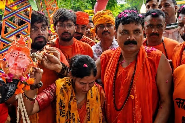 कौन हैं BJP विधायक रमेश मिश्रा? परिवार संग भगवा चोला पहन DJ के साथ कांवड़ यात्रा पर निकले; बदलापुर को जिला बनाने की मांगी मन्नत