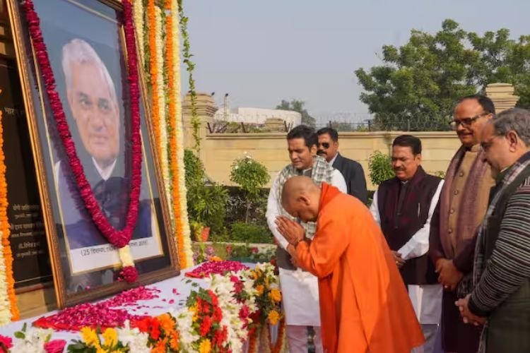 '6 दशक का सार्वजनिक जीवन रहा निष्कलंक': अटल बिहारी वाजपेयी की 8वीं पुण्यतिथि पर CM योगी ने दी श्रद्धांजलि, याद किया 'राष्ट्र प्रथम' का संकल्प
