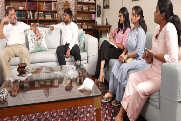 राहुल गांधी प्रदर्शनकारी छात्रों से मिले, मोदी सरकार पर हमला बोला- हिंसक शासन के सामने डटे युवा, लड़कियों पर गर्व
