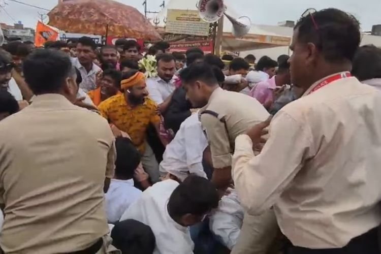 उज्जैन महाकाल मंदिर परिसर में सावन सोमवार पर मची भगदड़: करंट की अफवाह से मची अफरा-तफरी, 10 से ज्यादा श्रद्धालु घायल; चरक अस्पताल में भर्ती
