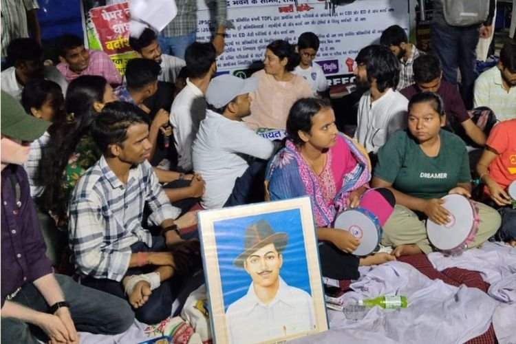 झारखंड में JPSC-JSSC परीक्षा विवाद: सरकार के साथ वार्ता रद्द होने से भड़के अभ्यर्थी; 24वें दिन भी जयपाल सिंह मुंडा स्टेडियम में आंदोलन तेज