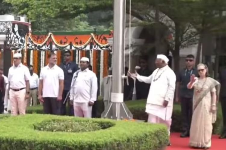 प्रोटोकॉल की बड़ी चूक या कुछ और? कांग्रेस मुख्यालय में 'वंदे मातरम' विवाद की इनसाइड स्टोरी; सोनिया के इशारे से लेकर राहुल गांधी की नाराजगी तक की पूरी कहानी