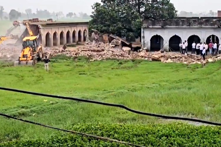 खेल के मैदान पर बना था मदरसा, योगी सरकार ने चलवा दिया बुलडोजर, कुछ ही मिनट में हुआ जमींदोज