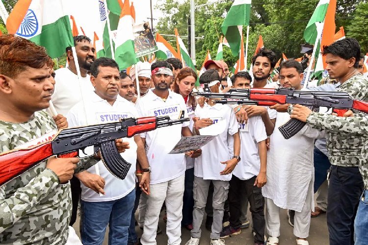 तेजस्वी के मार्च में ‘एके-47’ लेकर पहुंचे RJD कार्यकर्ता, पुलिस ने वाटर कैनन चलाया तो पानी में डांस करने लगे!