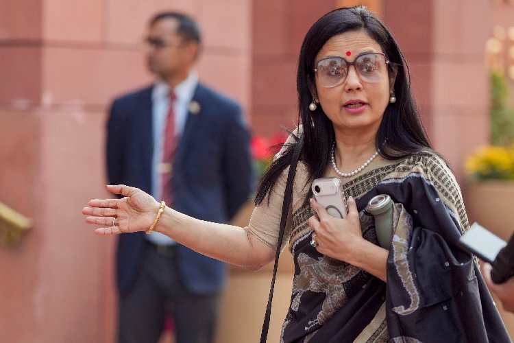 महुआ मोइत्रा के खिलाफ गिरफ्तारी वारंट जारी! धार्मिक भावनाएं आहत करने के आरोप में कोर्ट का बड़ा एक्शन