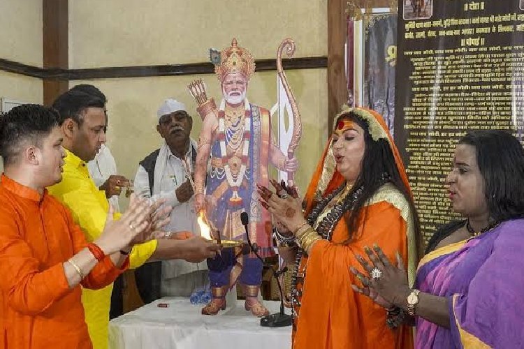 दिल्ली के प्रेस क्लब में PM मोदी की पूजा, 'भगवान नरेंद्र मोदी चालीसा' का पाठ, लगे जय-जय मोदी के नारे!