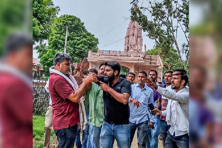 जयपुर में CJP टीम पर हमला? स्कूल निरीक्षण के दौरान ग्रामीणों से भिड़ंत, आशुतोष रांका बोले- ‘ये गांव वाले नहीं, भाजपा के गुंडे हैं’