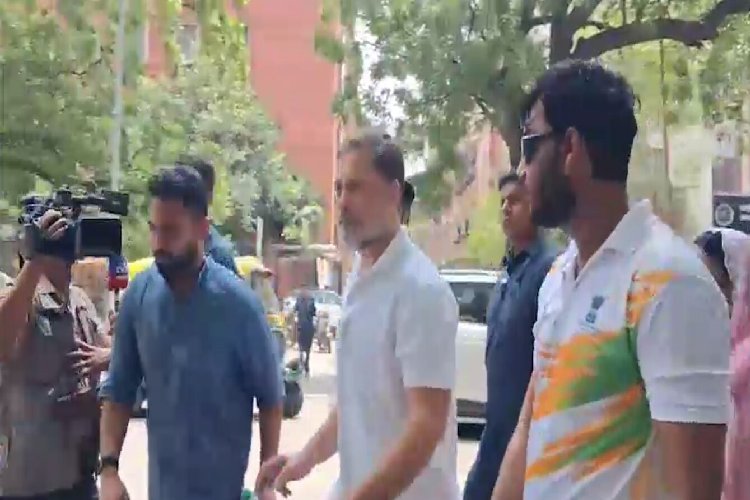 राहुल गांधी का पुलिस स्टेशन में बड़ा एक्शन: पेलेट गन पीड़ित युवक के साथ पहुंचे, FIR दर्ज कराने की मांग