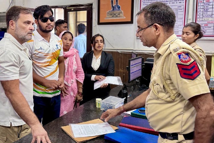 ''जब तक FIR नहीं होगी, हम नहीं हटेंगे...'' पैलेट गन पीड़ित के साथ थाने पर धरना दे रहे राहुल गांधी
