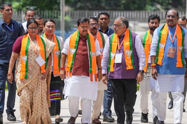 वंदे मातरम् के सिर्फ 2 अंतरे गाने पर बीजेपी का फूटा गुस्सा! कांग्रेस के फैसले की कड़ी निंदा, पूरा गीत गाने का अभियान शुरू