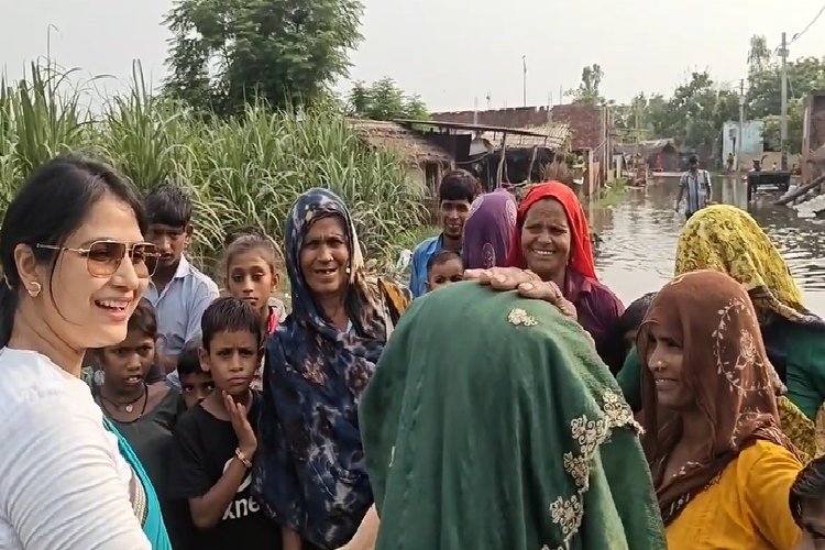 डीएम कविता मीणा ने वृद्धा का माथा छूकर देखा बुखार, दिल छू लेने वाला वीडियो वायरल