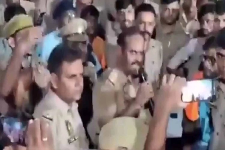 कांवड़ियों के आगे सिस्टम का सरेंडर, दारोगा ने माइक से किया इस्तीफे का ऐलान 