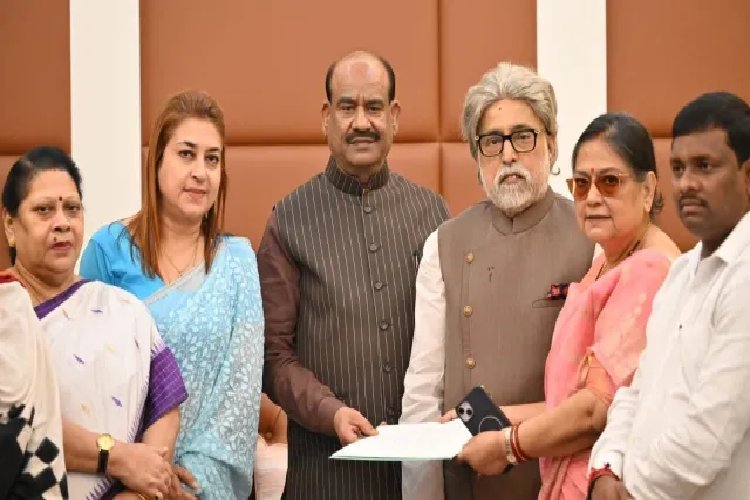 TMC के बागी सांसदों को बड़ा झटका! अभिषेक बनर्जी की याचिका पर सुप्रीम कोर्ट ने जारी किया नोटिस