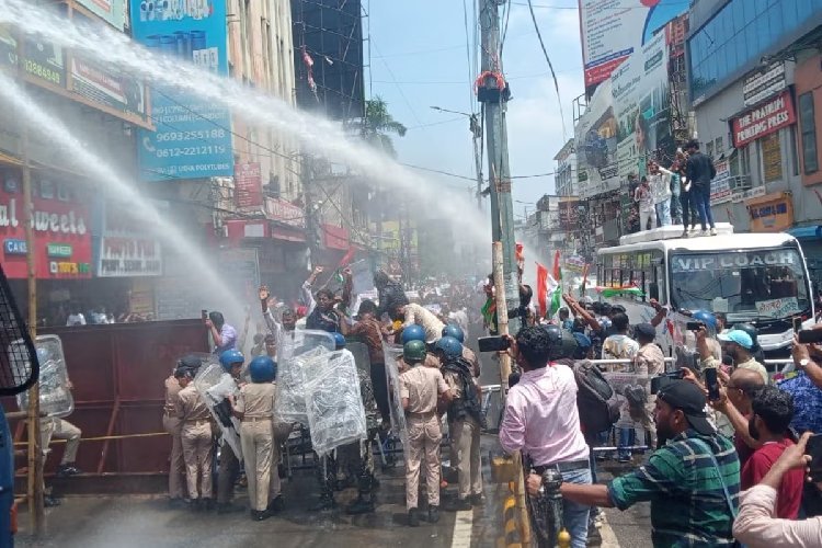 पटना में छात्रों का बवाल! बैरिकेडिंग तोड़ी, पुलिस का लाठीचार्ज; कई घायल