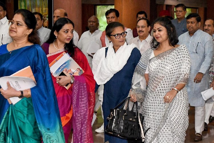 सुप्रीम कोर्ट के नोटिस के बाद ओम बिरला भी एक्शन! TMC के 20 बागी सांसदों को 7 दिन का समय