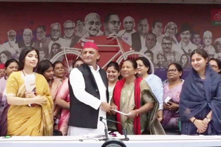 महिलाओं को सालाना 40 हजार नकद, मुफ्त बस यात्रा, छात्राओं को लैपटॉप; सपा ने चुनावी वादों की झड़ी लगाई