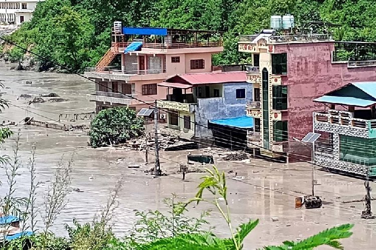 नेपाल में तिब्बत से आई आफत में 8 की मौत, 105 भारतीय समेत 384 लोग लापता!