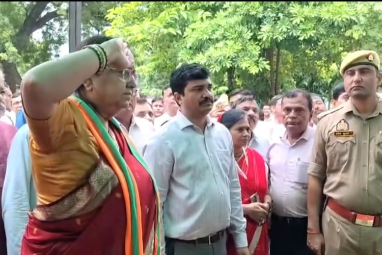 मंत्री बेबी रानी मौर्य के 17 कॉल, डीएम ने नहीं उठाया फोन, बुके लेने से भी किया इनकार, वीडियो वायरल