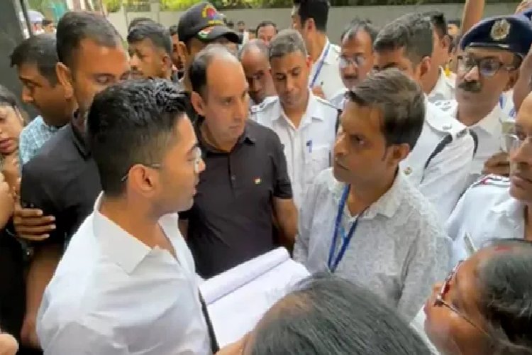 टीएमसी बिलबोर्ड हटाने को लेकर कोलकाता पुलिस से भिड़े अभिषेक बनर्जी, भारी हंगामा!