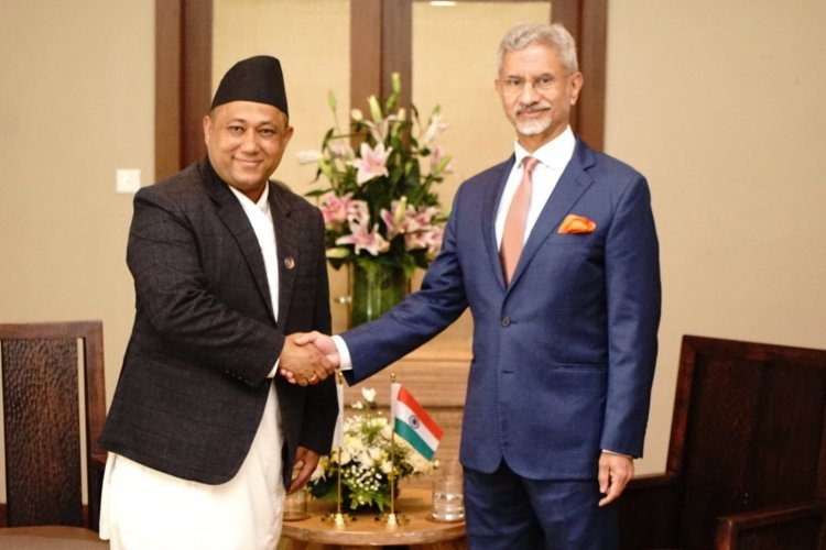 भारत-चीन में किसे चुनेगा नेपाल? विदेश मंत्री शिशिर खनाल बोले- मां की जगह पिता नहीं ले सकता...